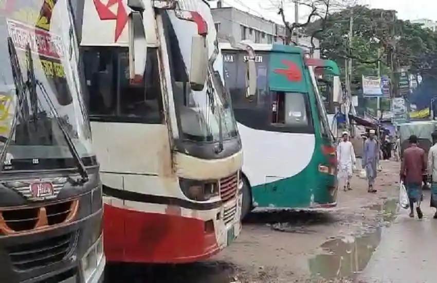 টাঙ্গাইলের বাস স্ট্যান্ডে ক্ষতিগ্রস্ত বাসের সারি, যাত্রীরা অপেক্ষা করছে. Channel i News - চ্যানেল আই নিউজ