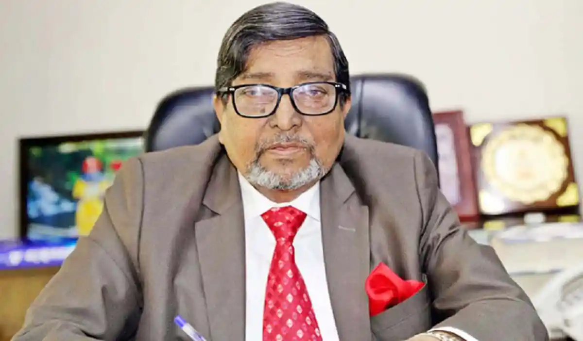 মাহবুব তালুকদারের দাফন অনুষ্ঠানে একজন বিশিষ্ট ব্যক্তির ছবি. Channel i News - চ্যানেল আই নিউজ