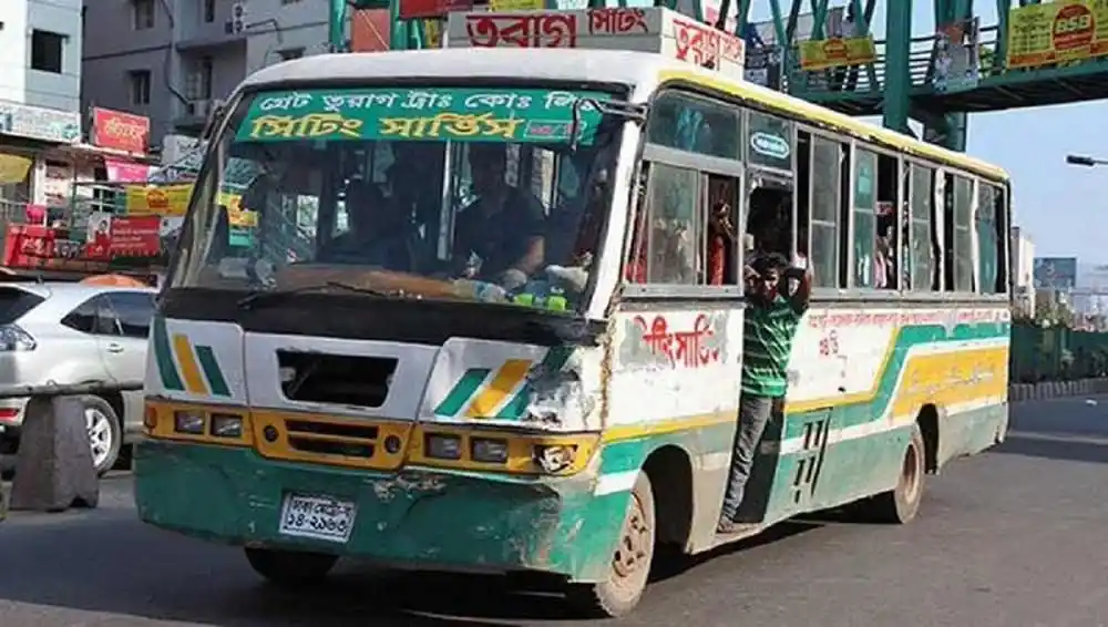 ঢাকার বাসে ওয়েবিল বাতিলের ছবি, বাসের সামনে যাত্রী উঠছে. Channel i News - চ্যানেল আই নিউজ