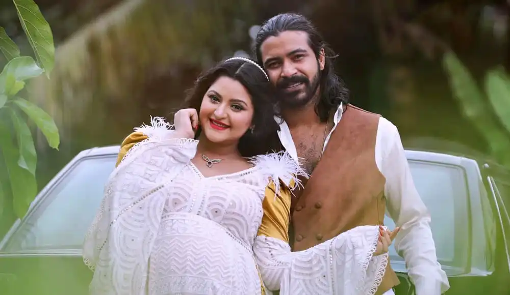 শরিফুল রাজ ও পরীমনি গাড়ির পাশে হাসিমুখে ছবি. Channel i News - চ্যানেল আই নিউজ