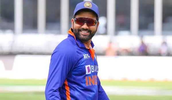 ভারতীয় ক্রিকেটার রোহিত শর্মা মাঠে হাসিমুখে দাঁড়িয়ে. Channel i News - চ্যানেল আই নিউজ