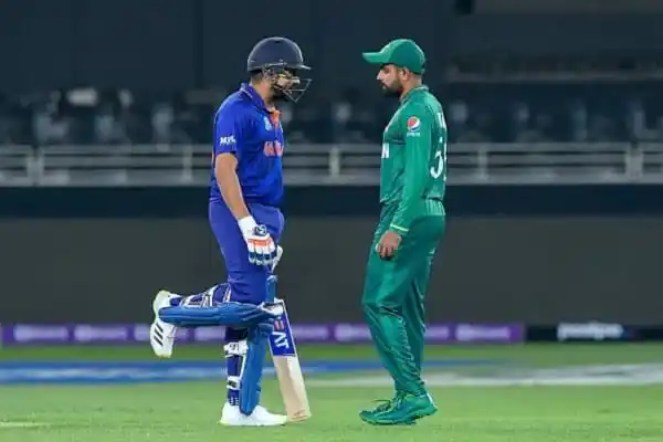 ভারত ও পাকিস্তান ক্রিকেটাররা মাঠে মুখোমুখি দাঁড়িয়ে. Channel i News - চ্যানেল আই নিউজ