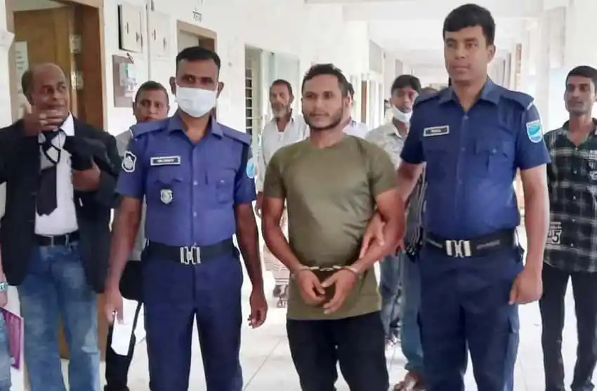 আদালত প্রাঙ্গণে যুবকের যাবজ্জীবন কারাদণ্ডের পর তাকে পুলিশের সঙ্গে দেখা যাচ্ছে।. Channel i News - চ্যানেল আই নিউজ