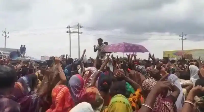 চা শ্রমিকরা আন্দোলনে অংশগ্রহণ করে রাস্তায় প্রতিবাদ জানাচ্ছেন।. Channel i News - চ্যানেল আই নিউজ