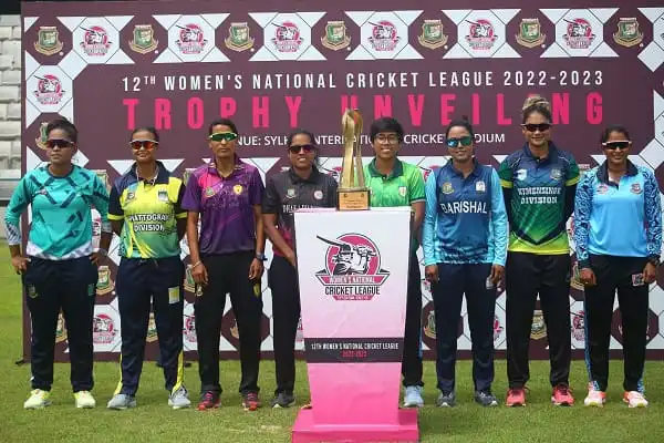 বাংলাদেশ নারী ক্রিকেট দলের খেলোয়াড়রা ট্রফি নিয়ে দাঁড়িয়ে. Channel i News - চ্যানেল আই নিউজ