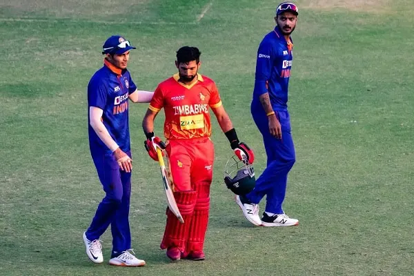 জিম্বাবুয়ে ক্রিকেটাররা মাঠে, বাংলাদেশি ক্রিকেটাররা পাশে দাঁড়িয়ে. Channel i News - চ্যানেল আই নিউজ
