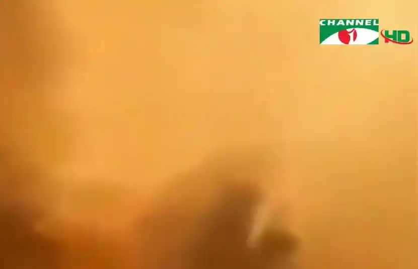 আগ্নেয়গিরির অগ্নিকুণ্ডে ধোঁয়া ও আগুনের ধোঁয়া দেখা যাচ্ছে. Channel i News - চ্যানেল আই নিউজ