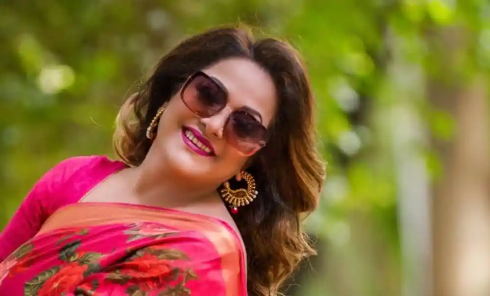 সৌন্দর্যবর্ধক নারী হাস্যোজ্জ্বল ও সুন্দর পোশাক পরা. Channel i News - চ্যানেল আই নিউজ