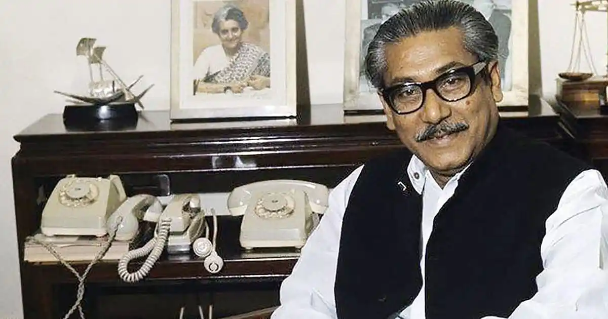 বঙ্গবন্ধুর ছবি দেখছেন একজন রাজনীতিবিদ, পেছনে পুরনো টেলিফোন ও ছবি. Channel i News - চ্যানেল আই নিউজ