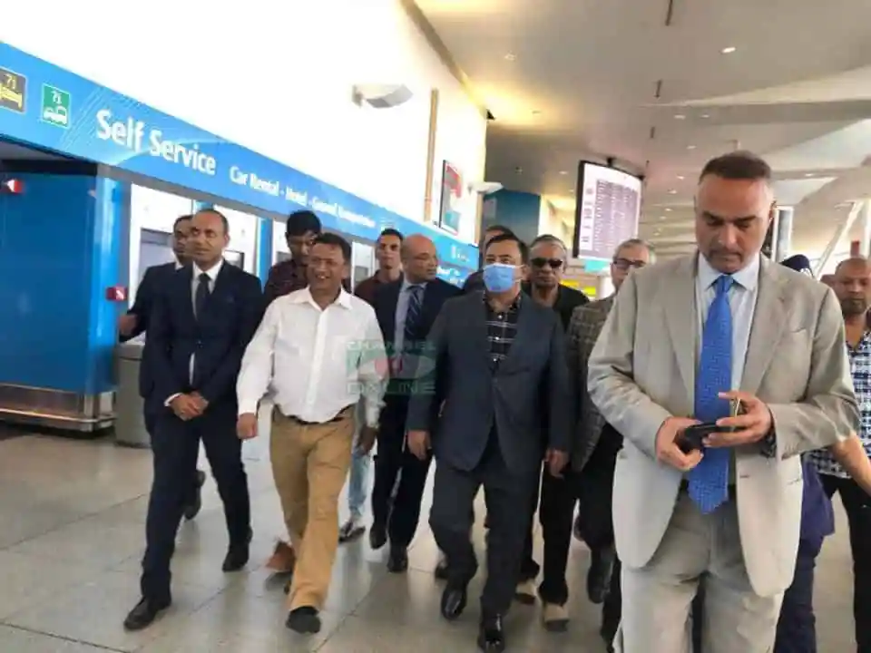 বাংলাদেশি প্রতিনিধিরা আন্তর্জাতিক বিমানবন্দরে স্বাগতম জানাচ্ছেন. Channel i News - চ্যানেল আই নিউজ