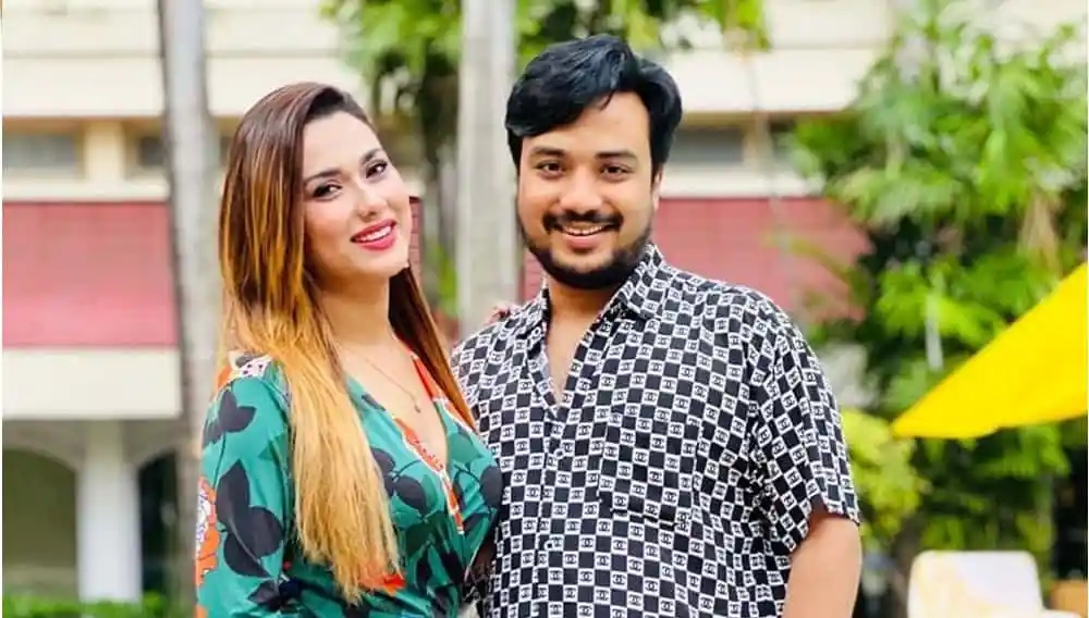 প্রেমিক ও প্রেমিকা হাসিমুখে ছবি তুলেছেন. Channel i News - চ্যানেল আই নিউজ