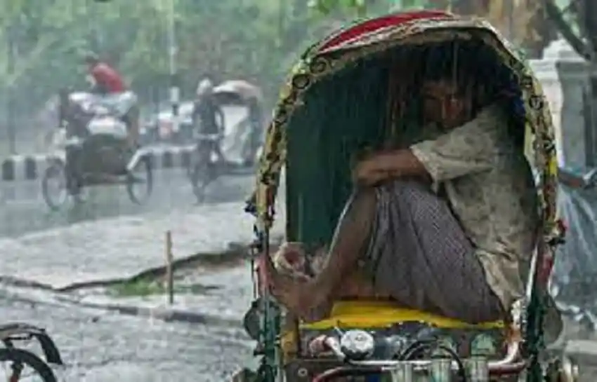 বৃষ্টির কারণে রিকশা চালক ছাতা ব্যবহার করছেন. Channel i News - চ্যানেল আই নিউজ