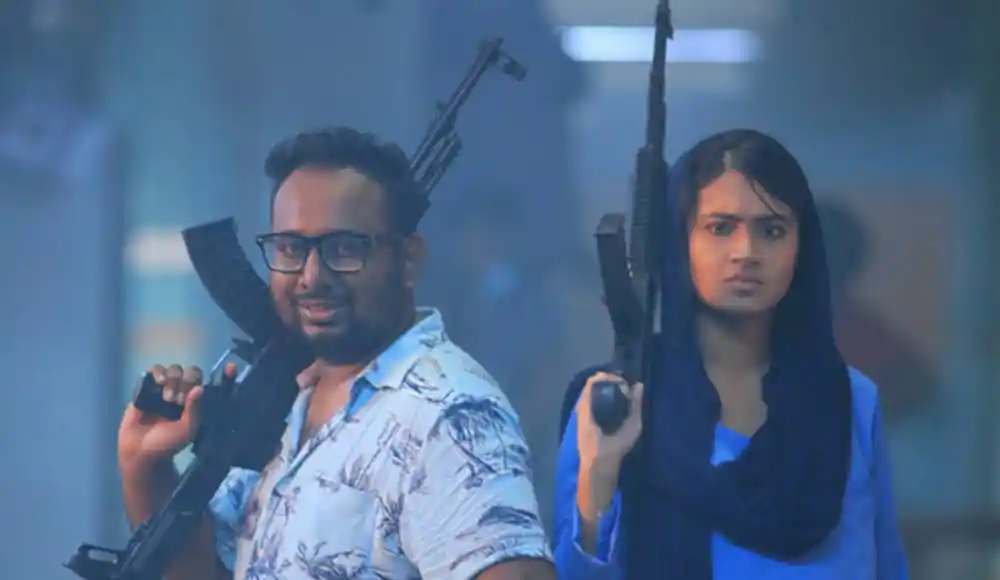 ফারিণ ও রাফী সিনেমার দৃশ্যে অস্ত্র হাতে দাঁড়িয়ে. Channel i News - চ্যানেল আই নিউজ