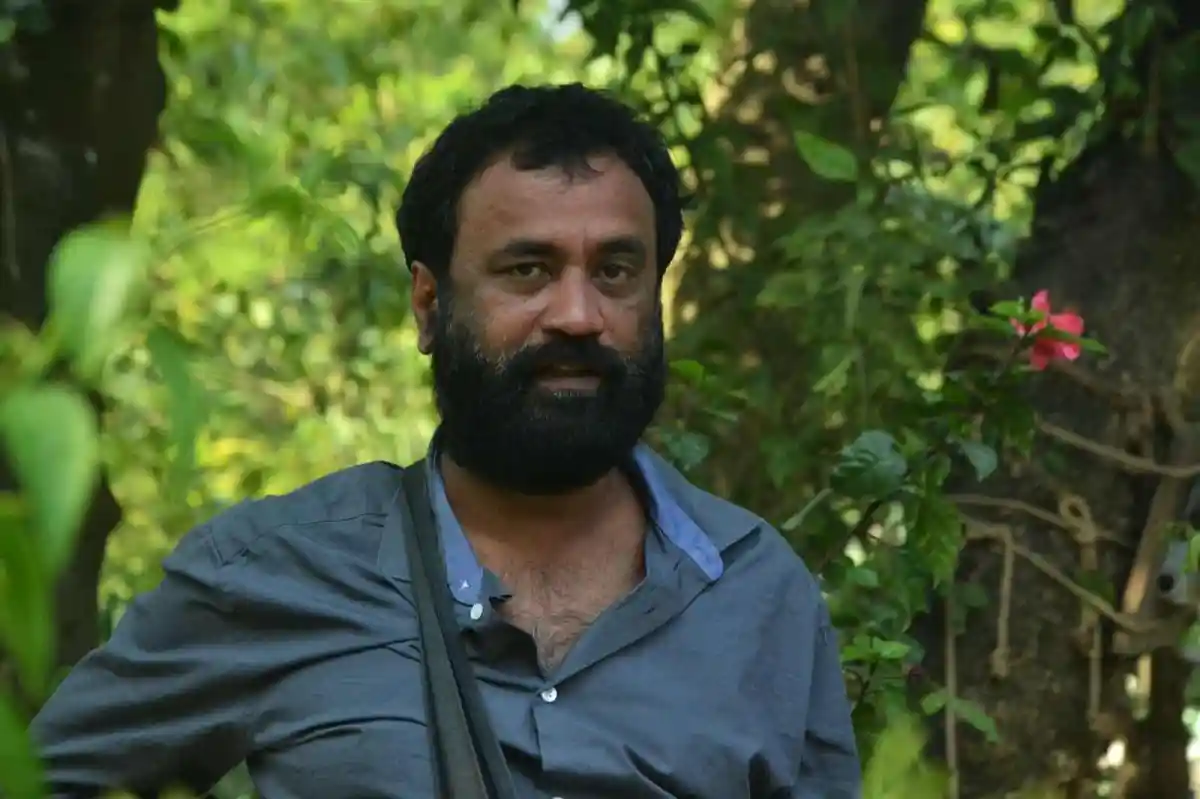 গাজী মাহতাব হাসান এর ছবি, বনজ পরিবেশের মধ্যে দাঁড়িয়ে. Channel i News - চ্যানেল আই নিউজ