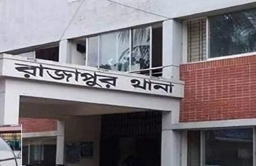 ঝালকাঠি জেলা হাসপাতালের সামনে হাসপাতালের নামের বোর্ড।. Channel i News - চ্যানেল আই নিউজ