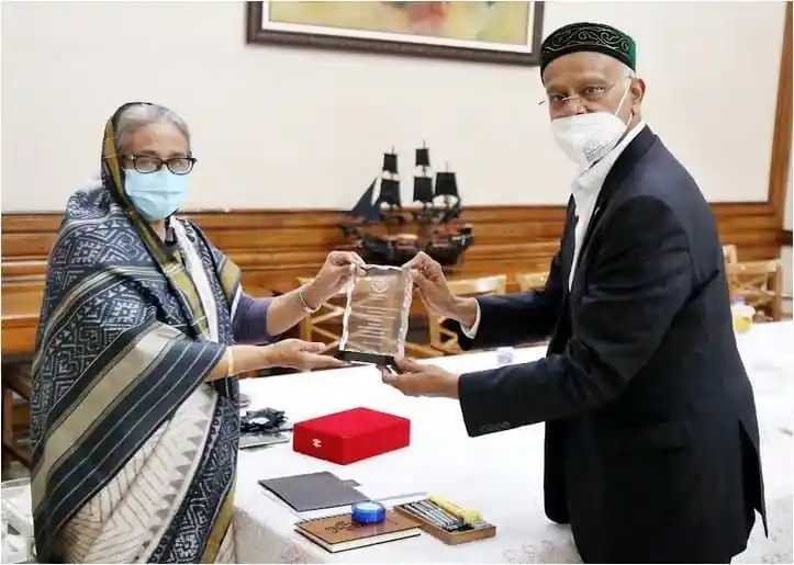 বাংলাদেশের প্রতিনিধি শান্তি পুরস্কার গ্রহণ করছেন. Channel i News - চ্যানেল আই নিউজ