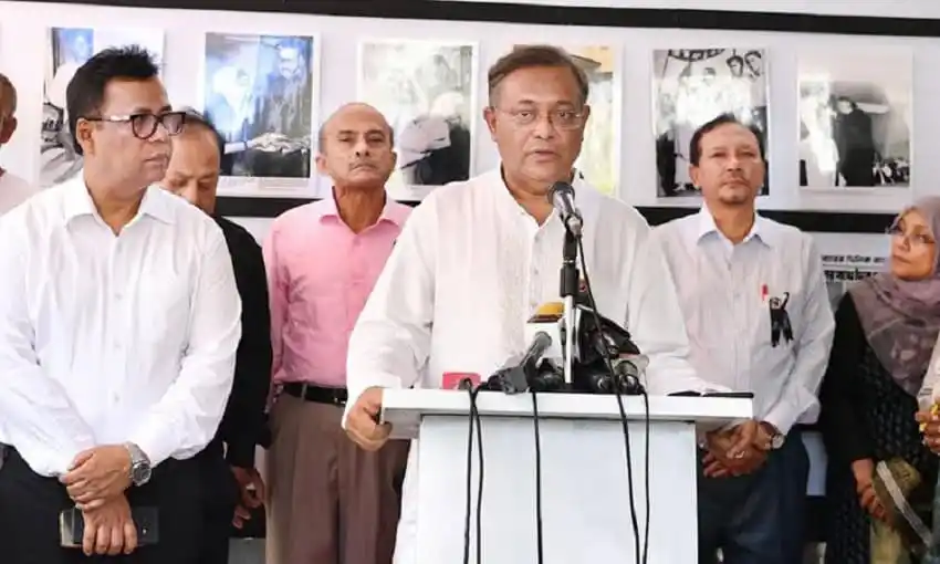 হাছান মাহমুদ সাংবাদিকদের সাথে কথা বলছেন, অন্যান্য নেতারা পাশে দাঁড়িয়ে. Channel i News - চ্যানেল আই নিউজ