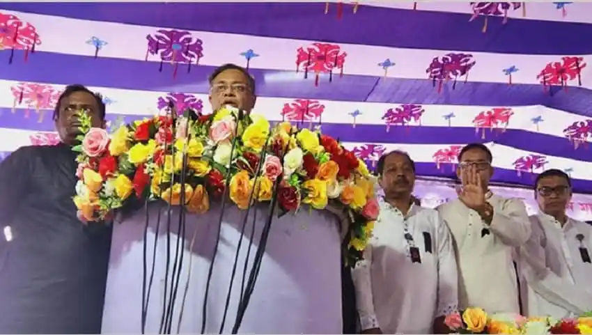 হাছান মাহমুদ বক্তৃতা দিচ্ছেন, অন্যান্য নেতারা পাশে দাঁড়িয়ে. Channel i News - চ্যানেল আই নিউজ