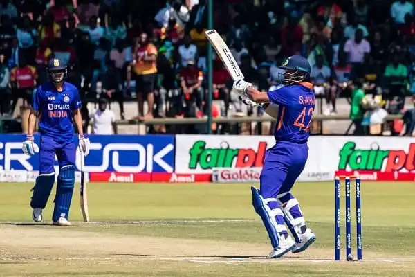 ক্রিকেট খেলোয়াড়রা মাঠে ব্যাটিং করছে, দর্শকরা দর্শকাসনে বসে দেখছেন. Channel i News - চ্যানেল আই নিউজ