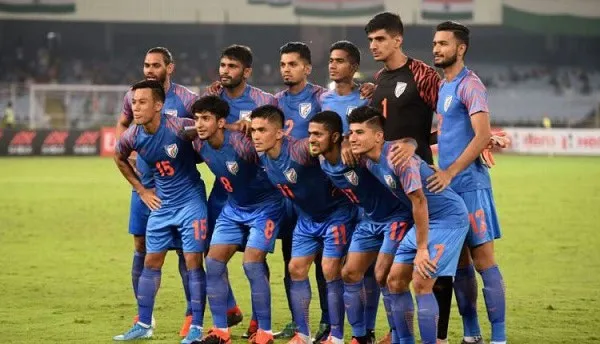বাংলাদেশ ফুটবল দল মাঠে প্রস্তুত, খেলোয়াড়রা একত্রে ছবি তুলছে. Channel i News - চ্যানেল আই নিউজ