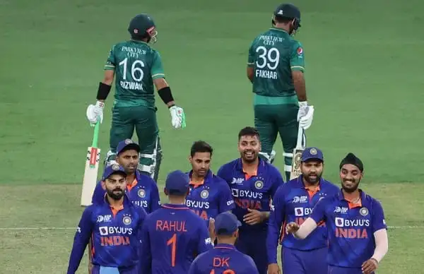 ভারতীয় ক্রিকেটাররা মাঠে হাসিমুখে একসঙ্গে ছবি তুলছেন।. Channel i News - চ্যানেল আই নিউজ