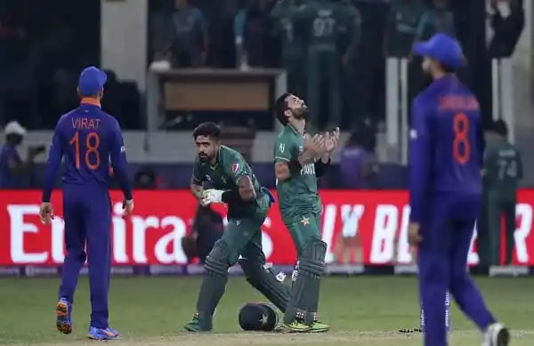 ভারত ও পাকিস্তান ক্রিকেট দলের খেলোয়াড়রা মাঠে খেলছে. Channel i News - চ্যানেল আই নিউজ