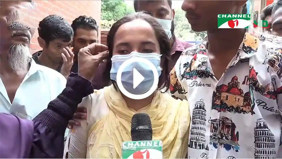 নিহতদের মরদেহ হস্তান্তর অনুষ্ঠানে উপস্থিত জনতা ও সাংবাদিকরা. Channel i News - চ্যানেল আই নিউজ