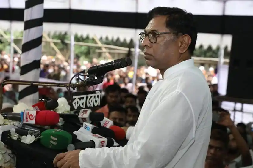 নসরুল হামিদ বক্তৃতা দিচ্ছেন, পেছনে জনতা ও মাইক সেটআপ. Channel i News - চ্যানেল আই নিউজ