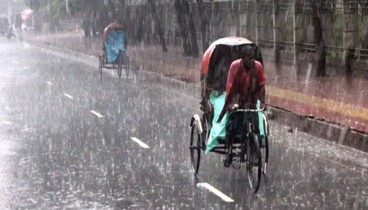 বৃষ্টির মধ্যে রিকশা চালাচ্ছে একজন ব্যক্তি, জলাবদ্ধ রাস্তা. Channel i News - চ্যানেল আই নিউজ