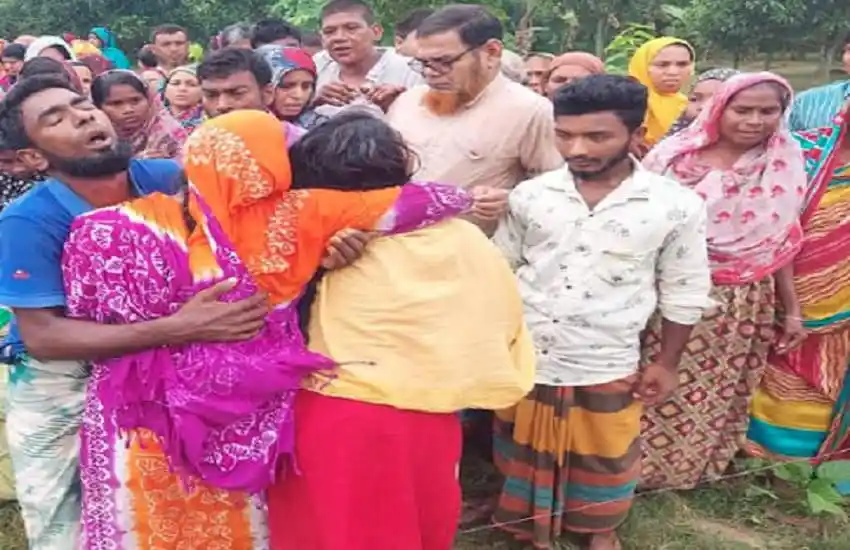 নাটোরের এসএসসি পরীক্ষার্থীর মৃতদেহের পাশে শোকপ্রকাশ করছেন পরিবারের সদস্যরা. Channel i News - চ্যানেল আই নিউজ
