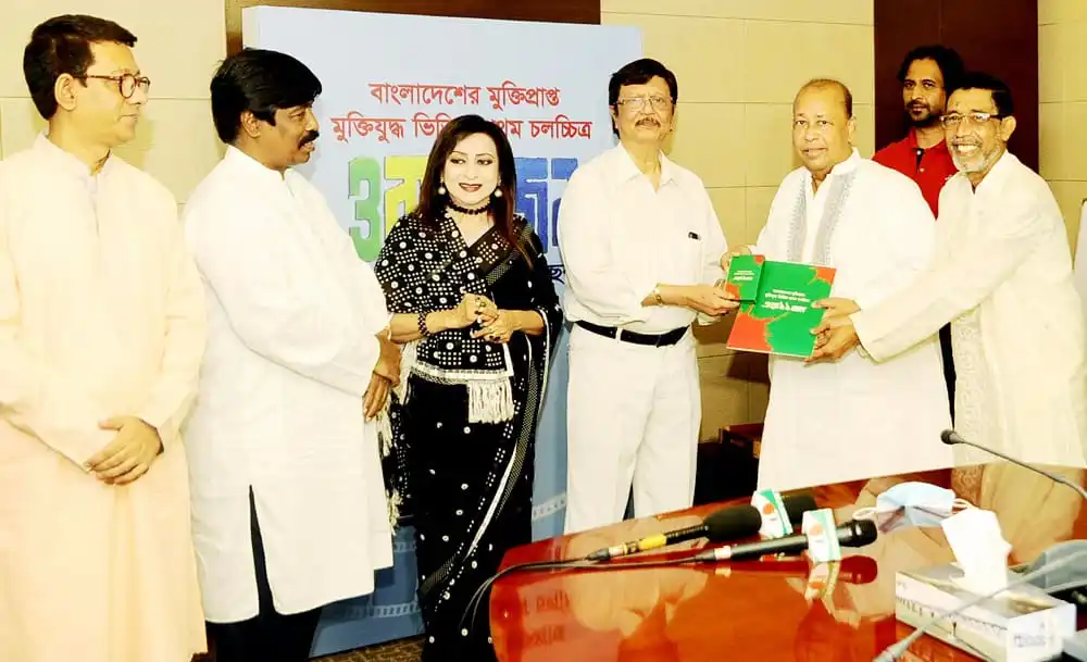 চুক্তিপত্র হস্তান্তর অনুষ্ঠানে উপস্থিত চ্যানেল আই কর্মকর্তারা. Channel i News - চ্যানেল আই নিউজ