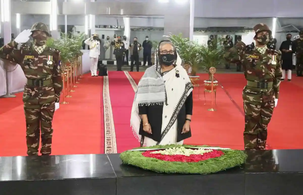 প্রধানমন্ত্রী বঙ্গবন্ধুর প্রতিকৃতিতে শ্রদ্ধা নিবেদন করছেন. Channel i News - চ্যানেল আই নিউজ
