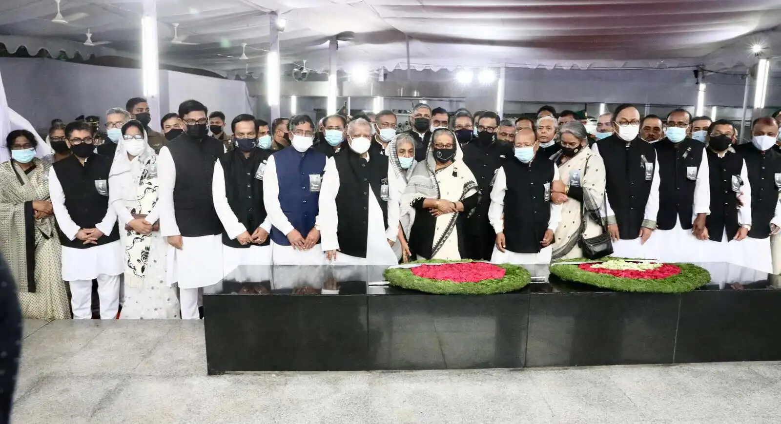 প্রধানমন্ত্রী বঙ্গবন্ধুর প্রতিকৃতিতে শ্রদ্ধা নিবেদন করছেন. Channel i News - চ্যানেল আই নিউজ
