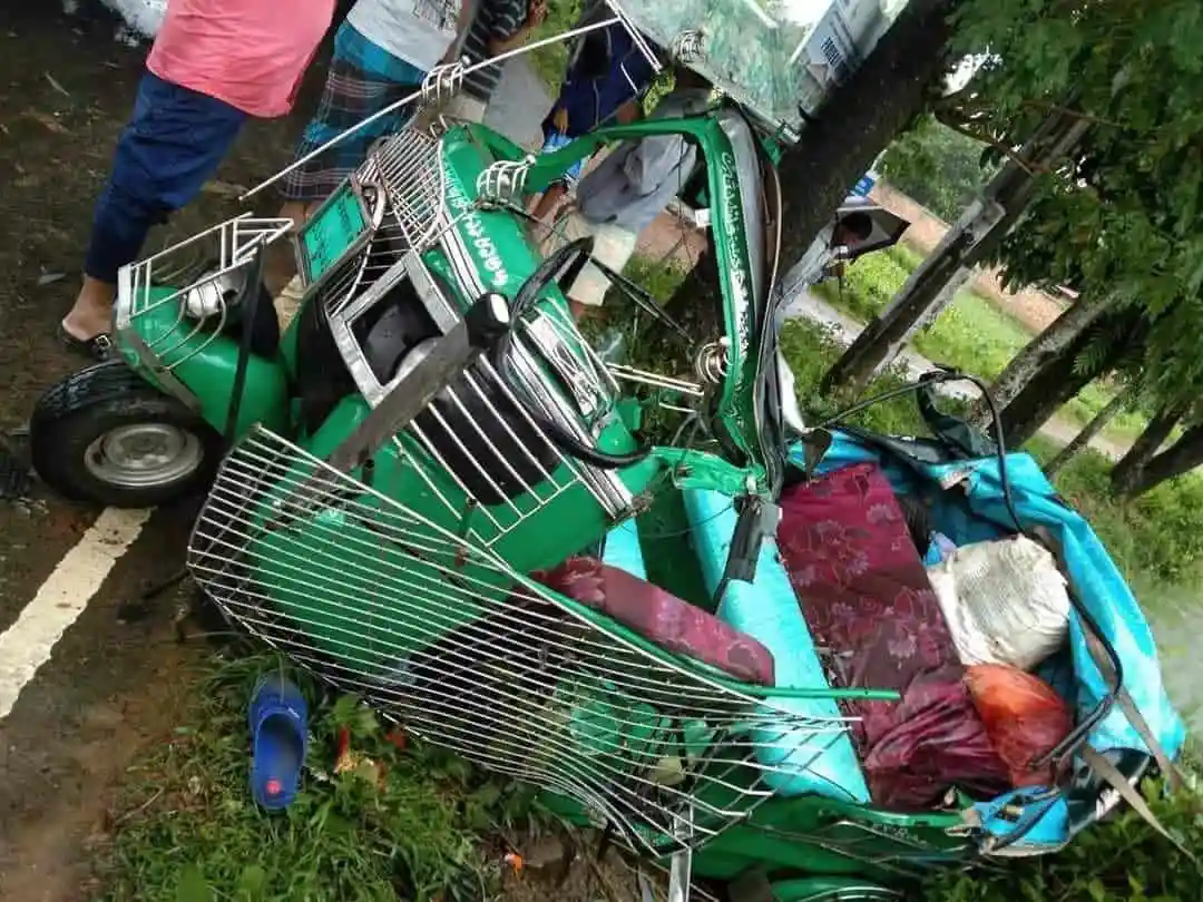 ট্রাকের চাপায় অটোরিকশার ৪ যাত্রী নিহতের দৃশ্য. Channel i News - চ্যানেল আই নিউজ