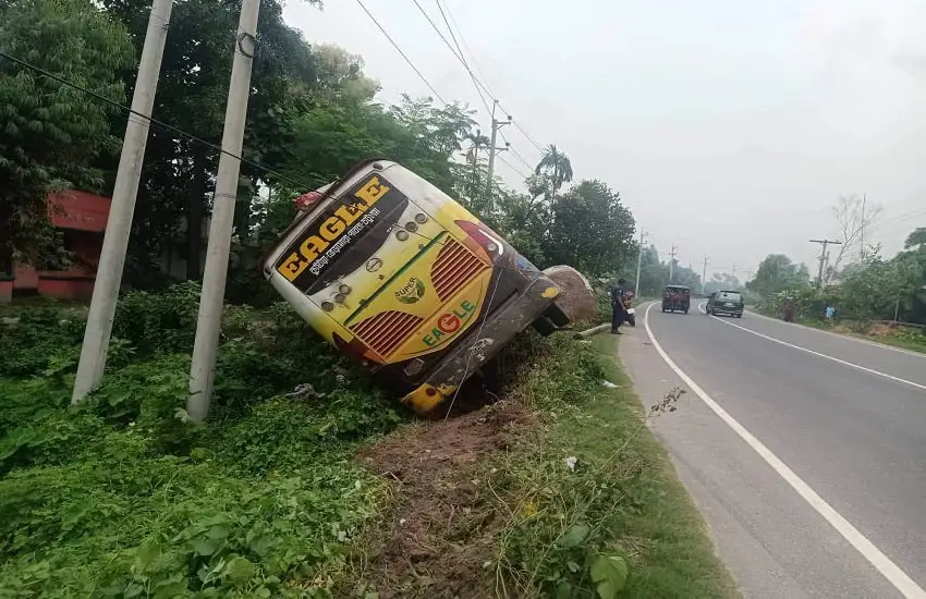 বিপরীত দিক থেকে আসা বাস সড়কের পাশে গাছের সঙ্গে ধাক্কা লেগে উল্টে গেছে. Channel i News - চ্যানেল আই নিউজ