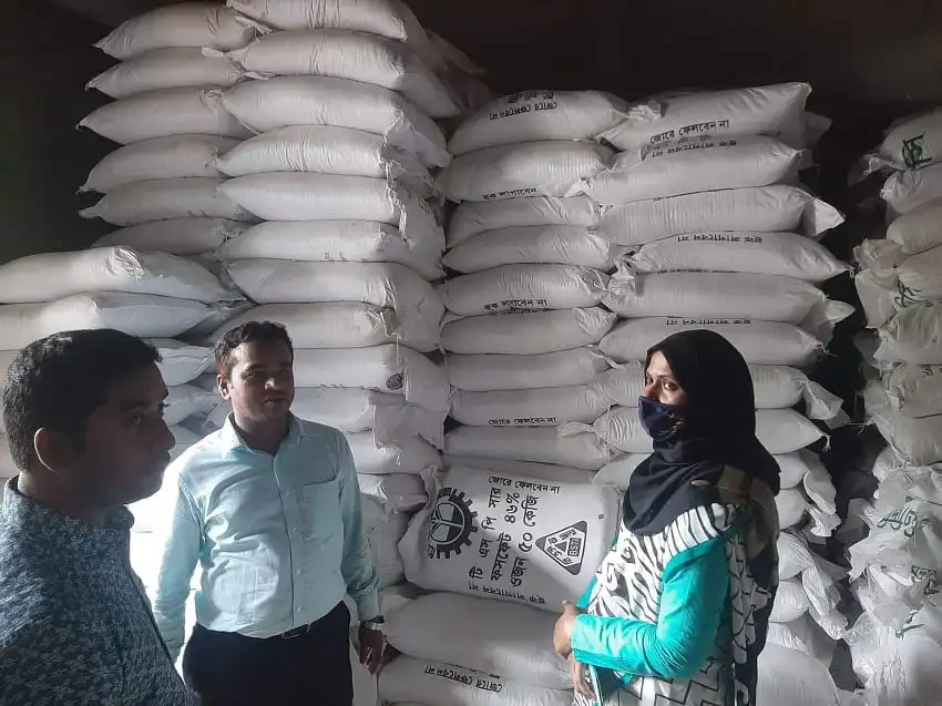 স্টোরেজে সার ও বস্ত্রের বিশাল মজুদ, ব্যবসায়ীদের আলোচনা. Channel i News - চ্যানেল আই নিউজ