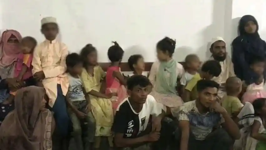 শিক্ষার্থীরা ক্লাসরুমে বসে আছে, বেশিরভাগই শিশু ও তরুণ. Channel i News - চ্যানেল আই নিউজ