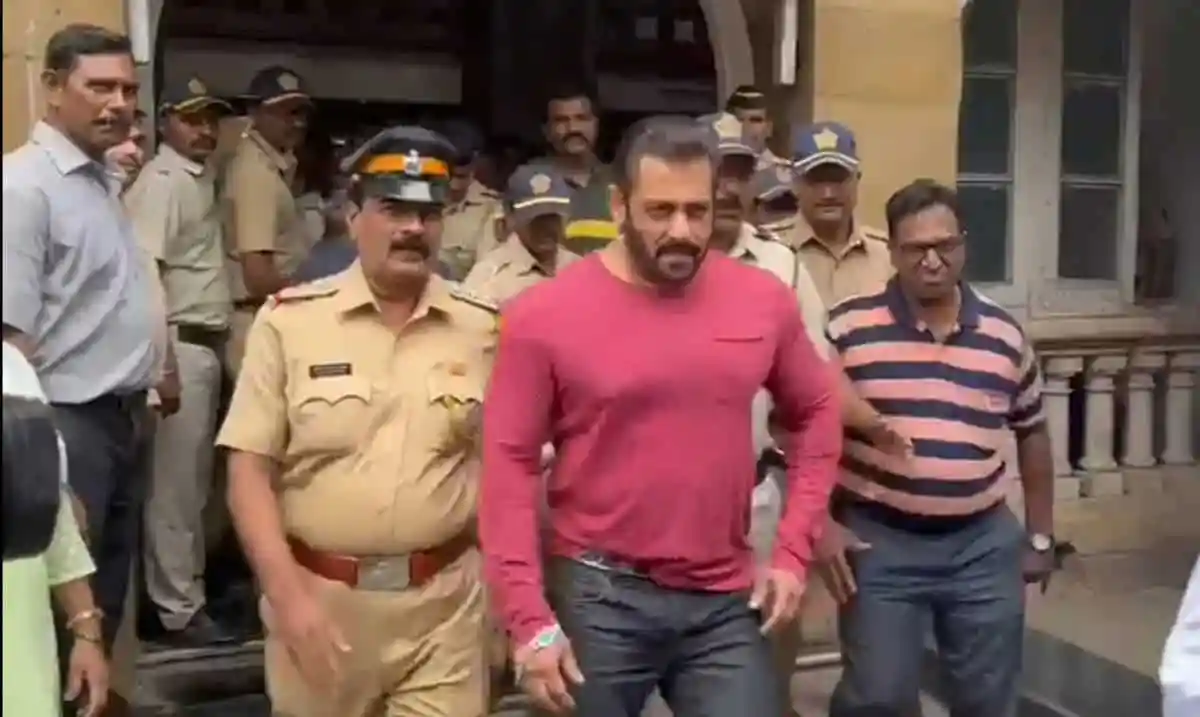 সালমান খান অস্ত্রের লাইসেন্স পেয়েছেন, পুলিশ ও সাংবাদিকরা উপস্থিত. Channel i News - চ্যানেল আই নিউজ