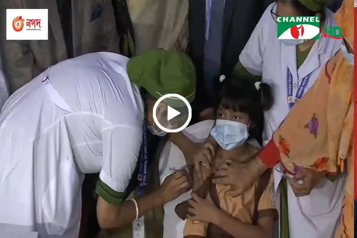 শিশুদের কোভিড-১৯ টিকা দেওয়া হচ্ছে, স্বাস্থ্যকর্মী ও শিশুদের উপস্থিতি।. Channel i News - চ্যানেল আই নিউজ