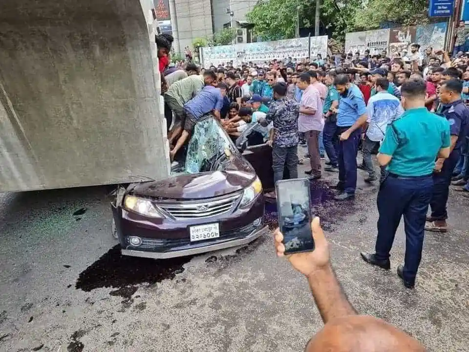 গাড়ির নিচে গার্ডার পড়ে নিহত পাঁচজনের ঘটনাস্থলে ভিড়. Channel i News - চ্যানেল আই নিউজ