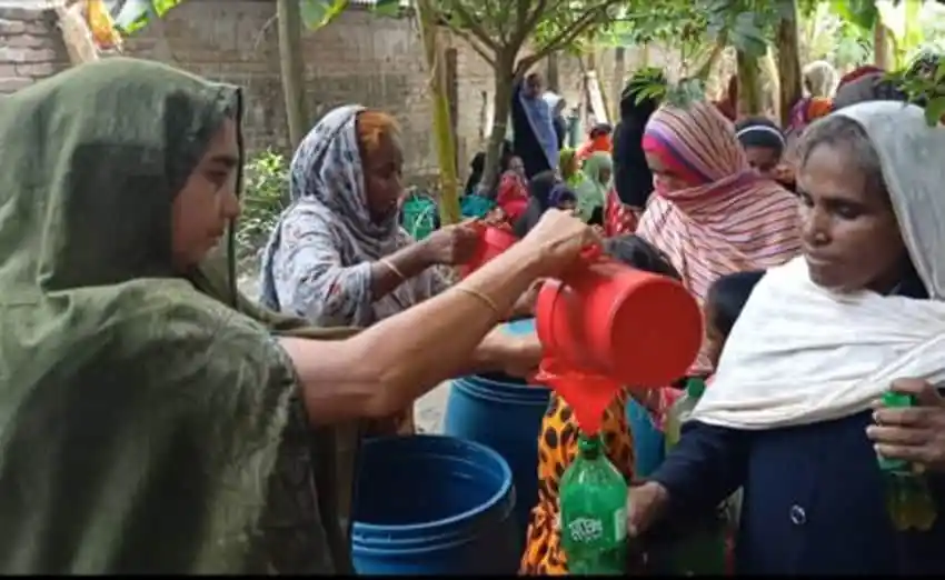 হাজারো মানুষ টিউবওয়েলের পানিতে রোগ মুক্তির আশায় ভিড় করেছেন।. Channel i News - চ্যানেল আই নিউজ