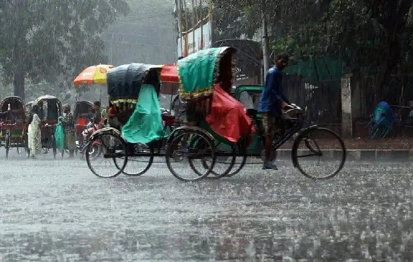 বৃষ্টির সময় রিকশা ও মানুষজন চলাচল করছে, জলাবদ্ধতা দেখা গেছে. Channel i News - চ্যানেল আই নিউজ