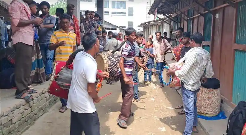 বাজারে বাদ্যযন্ত্র ছাড়া বাদক দল পরিবেশনা করছে।. Channel i News - চ্যানেল আই নিউজ