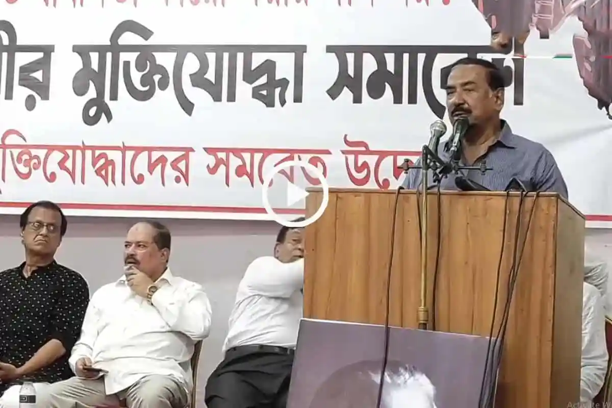মুক্তিযোদ্ধা সমাবেশে সরকারের বিরুদ্ধে ঘোষণা দিচ্ছেন বক্তা. Channel i News - চ্যানেল আই নিউজ