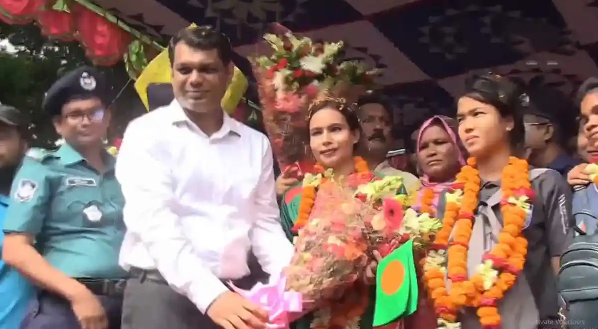 সাফজয়ী বীরকন্যাদের সংবর্ধনা অনুষ্ঠানে অতিথি ও বিজয়ীরা. Channel i News - চ্যানেল আই নিউজ