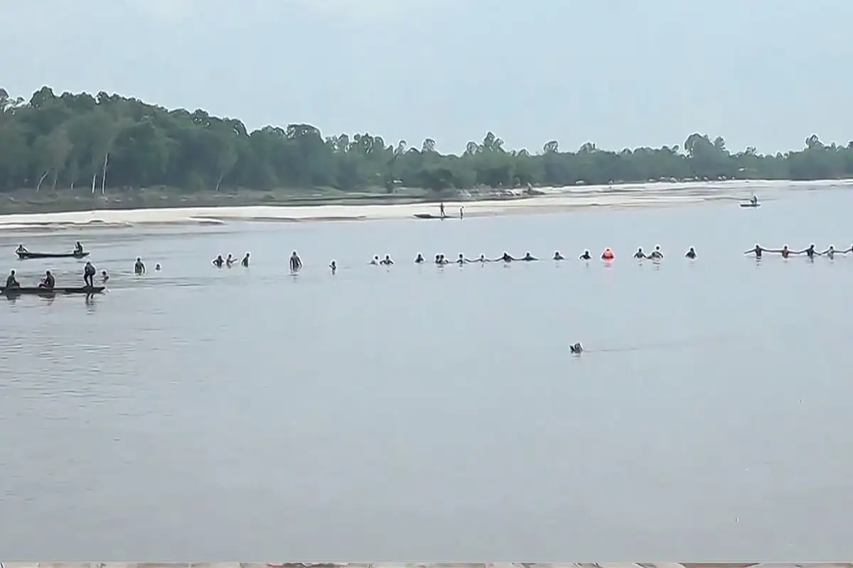 করতোয়া নদীতে নৌকাডুবির দৃশ্য, বেশ কিছু নৌকা ডুবে গেছে. Channel i News - চ্যানেল আই নিউজ