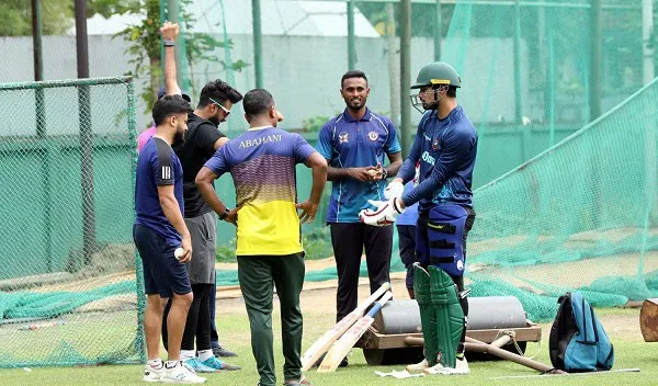 বাংলাদেশ ক্রিকেটাররা নেটে ব্যাটিং ও বোলিং অনুশীলন করছে. Channel i News - চ্যানেল আই নিউজ