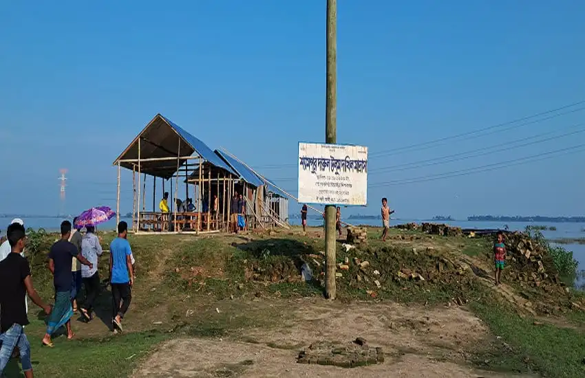 নদীর পাশে নির্মিত স্কুল ভবনের ছবি, শিক্ষার্থীরা আসছে. Channel i News - চ্যানেল আই নিউজ