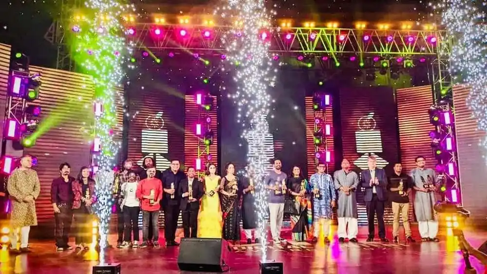 অ্যাওয়ার্ড অনুষ্ঠানে বিজয়ীদের হাতে পুরস্কার তুলে দিচ্ছেন অতিথিরা. Channel i News - চ্যানেল আই নিউজ