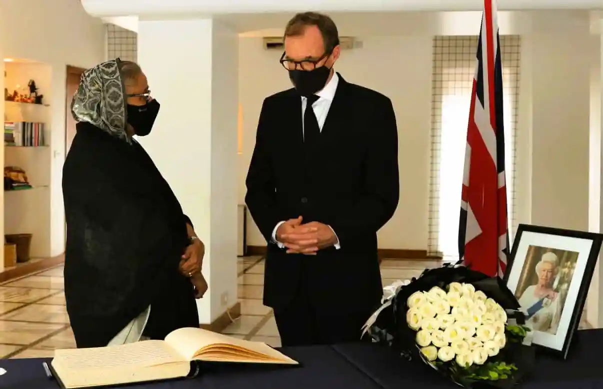 প্রধানমন্ত্রী ব্রিটিশ হাইকমিশনে শোক বইতে স্বাক্ষর করছেন. Channel i News - চ্যানেল আই নিউজ